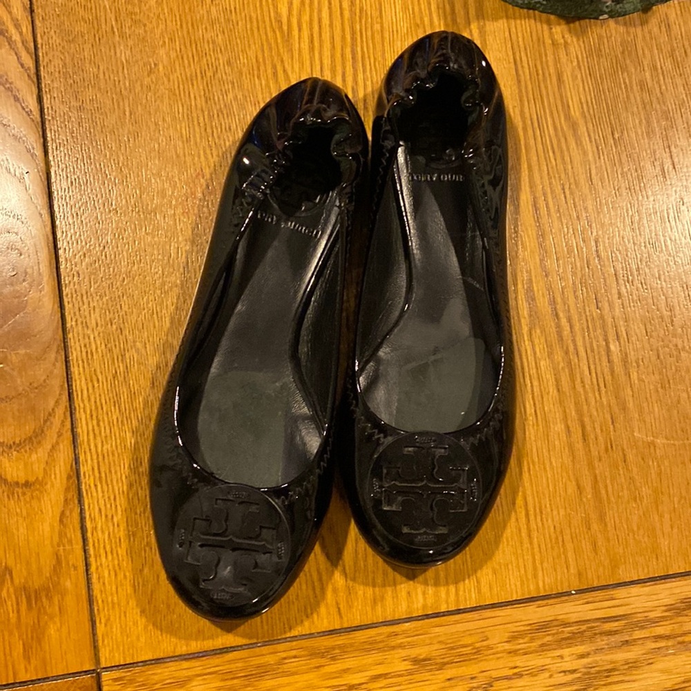 Tory Burch leather flats great pre loved condition